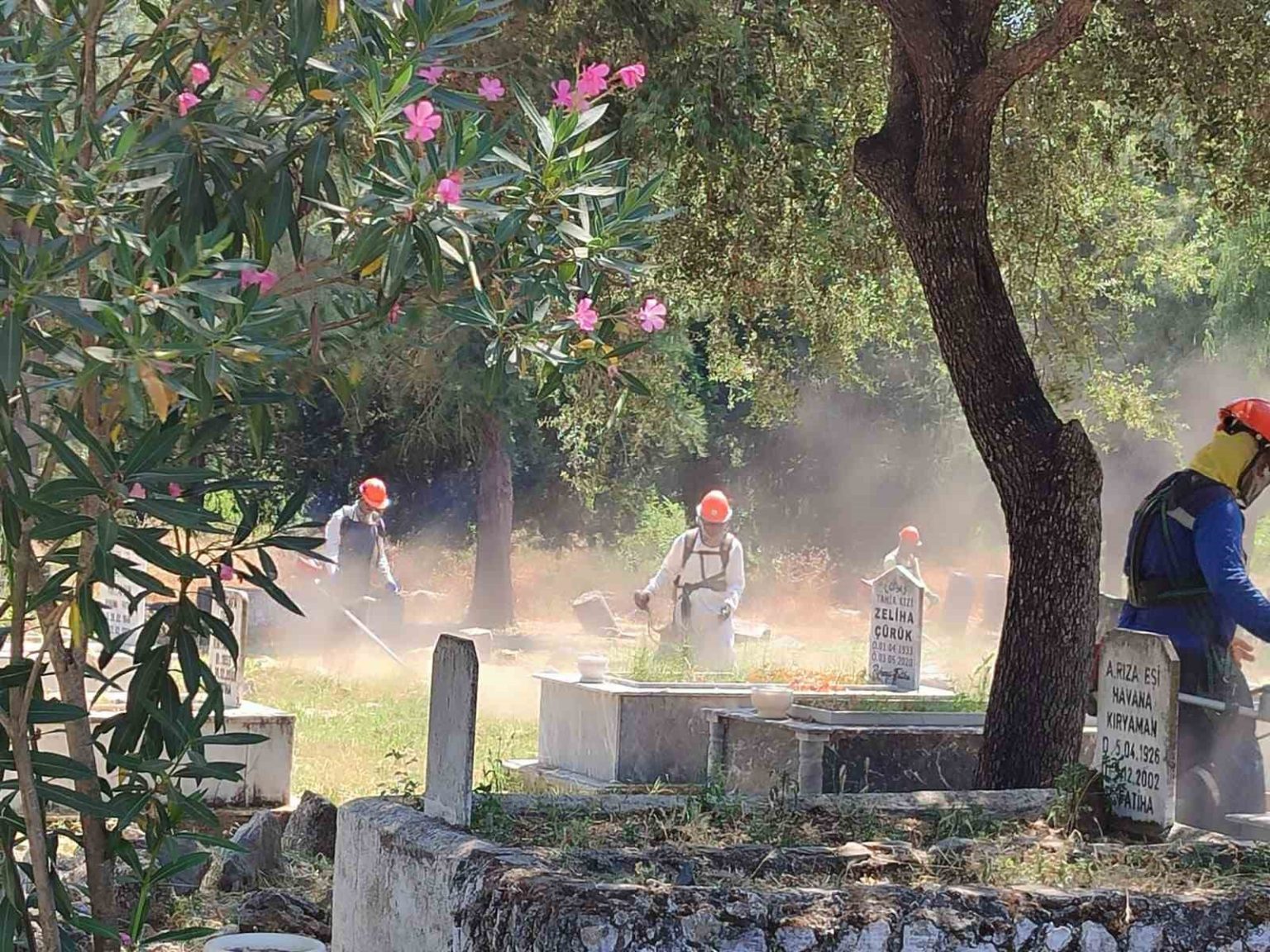 muglada-mezarliklar-temizleniyor