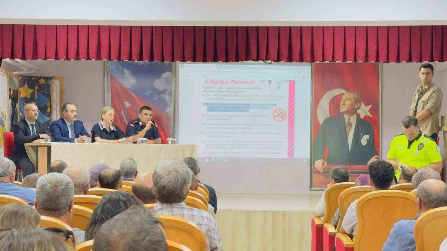 nazillide-okul-servisi-soforleri-ve-rehber-personele-trafik-egitimi