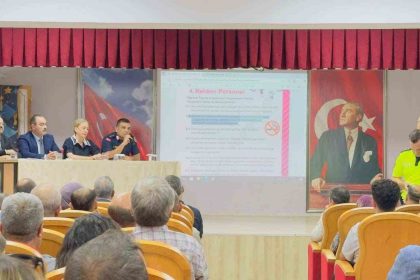 nazillide-okul-servisi-soforleri-ve-rehber-personele-trafik-egitimi