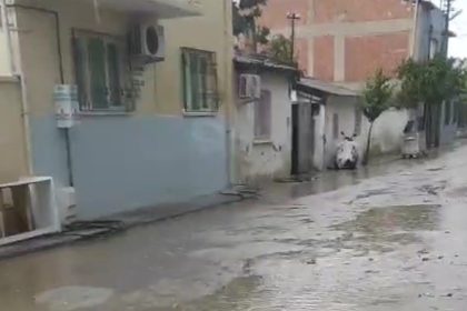 on-dakikalik-yagis-sonrasi-umurluda-sokaklar-sular-altinda-kaldi