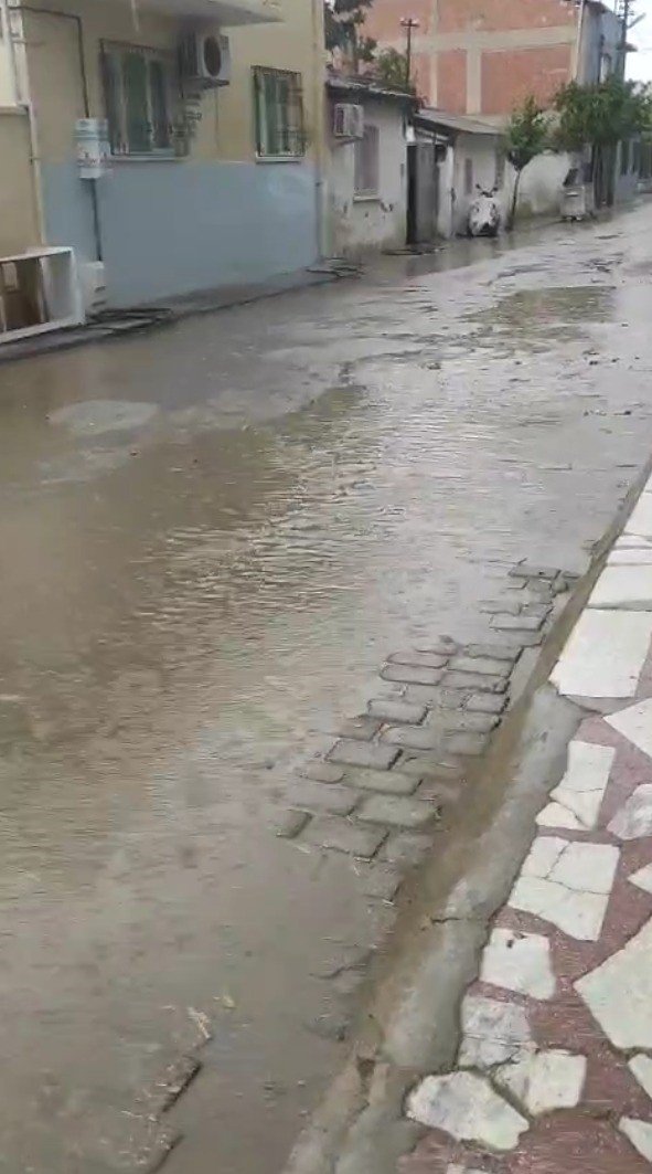 on-dakikalik-yagis-sonrasi-umurluda-sokaklar-sular-altinda-kaldi