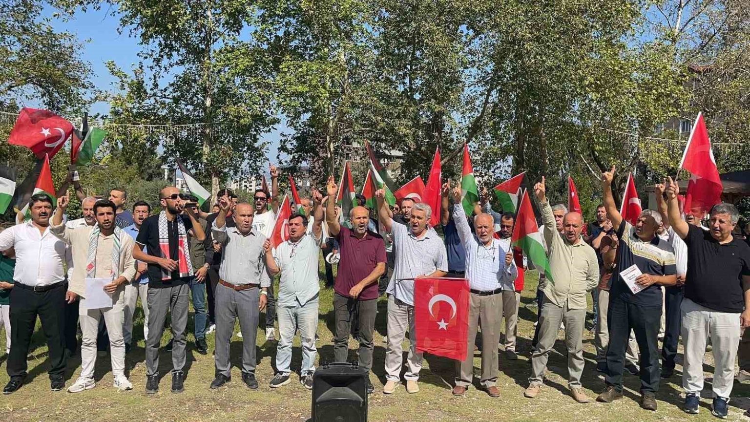 osmaniyede-vatandaslar-sumud-filosu-ve-gazze-halkina-destek-verdi