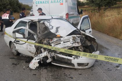 otomobil-ile-kamyonet-kafa-kafaya-carpisti-1-olu-2-yarali