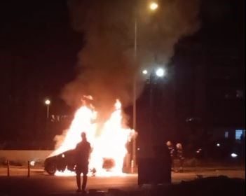 park-halindeki-otomobil-alevlere-teslim-oldu