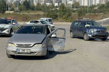 samsunda-2-otomobil-carpisti-2-yarali