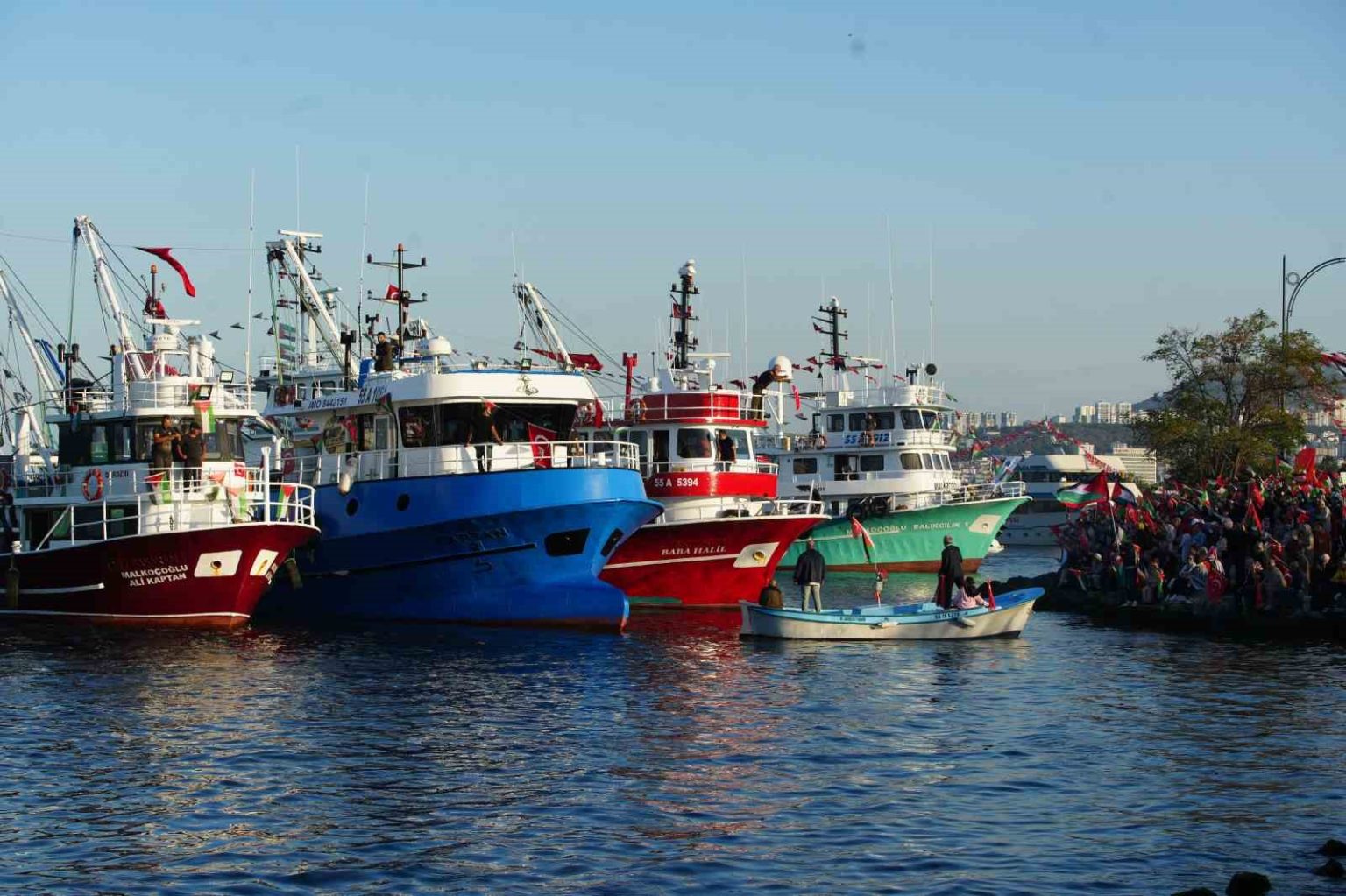 samsundan-filistine-destek-tekne-ve-gemilerden-kortej
