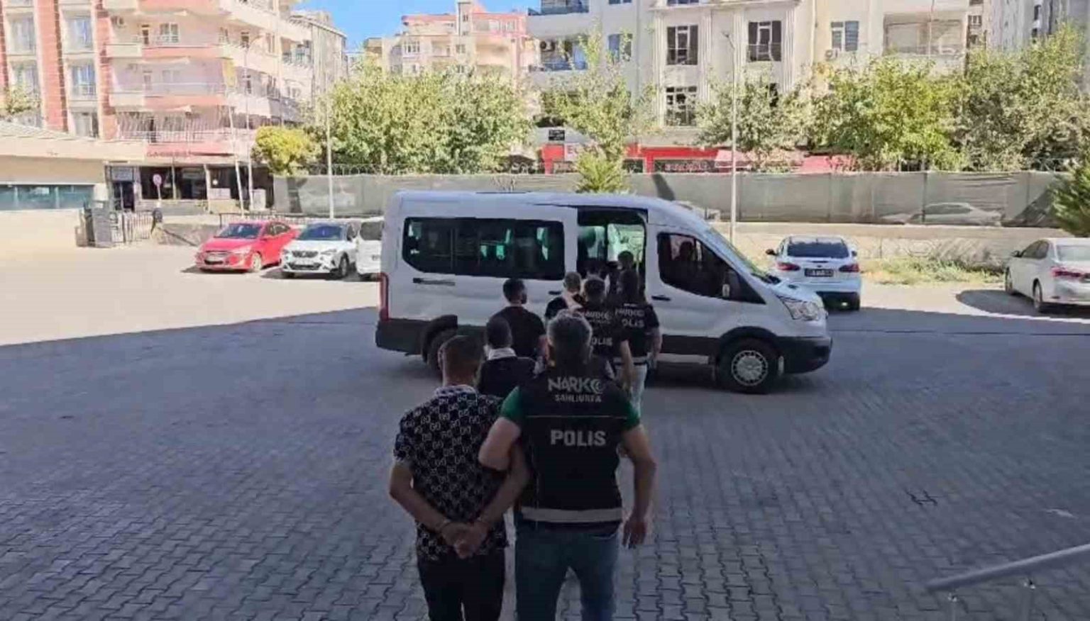 sanliurfada-17-adrese-es-zamanli-operasyon-aranan-8-sahis-yakalandi
