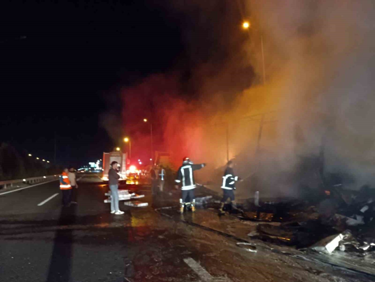 sanliurfada-tv-yuklu-tir-alev-topuna-dondu