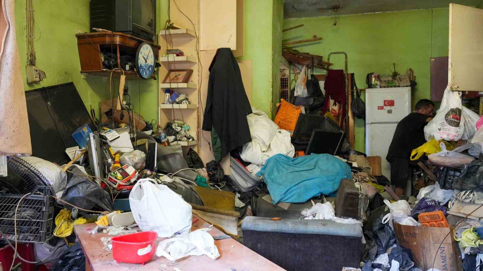 tarsusta-bir-evden-28-ton-cop-cikarildi