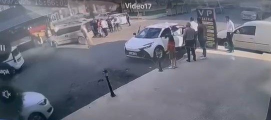 tartistigi-surucuye-saldirdi-o-anlar-kamerada