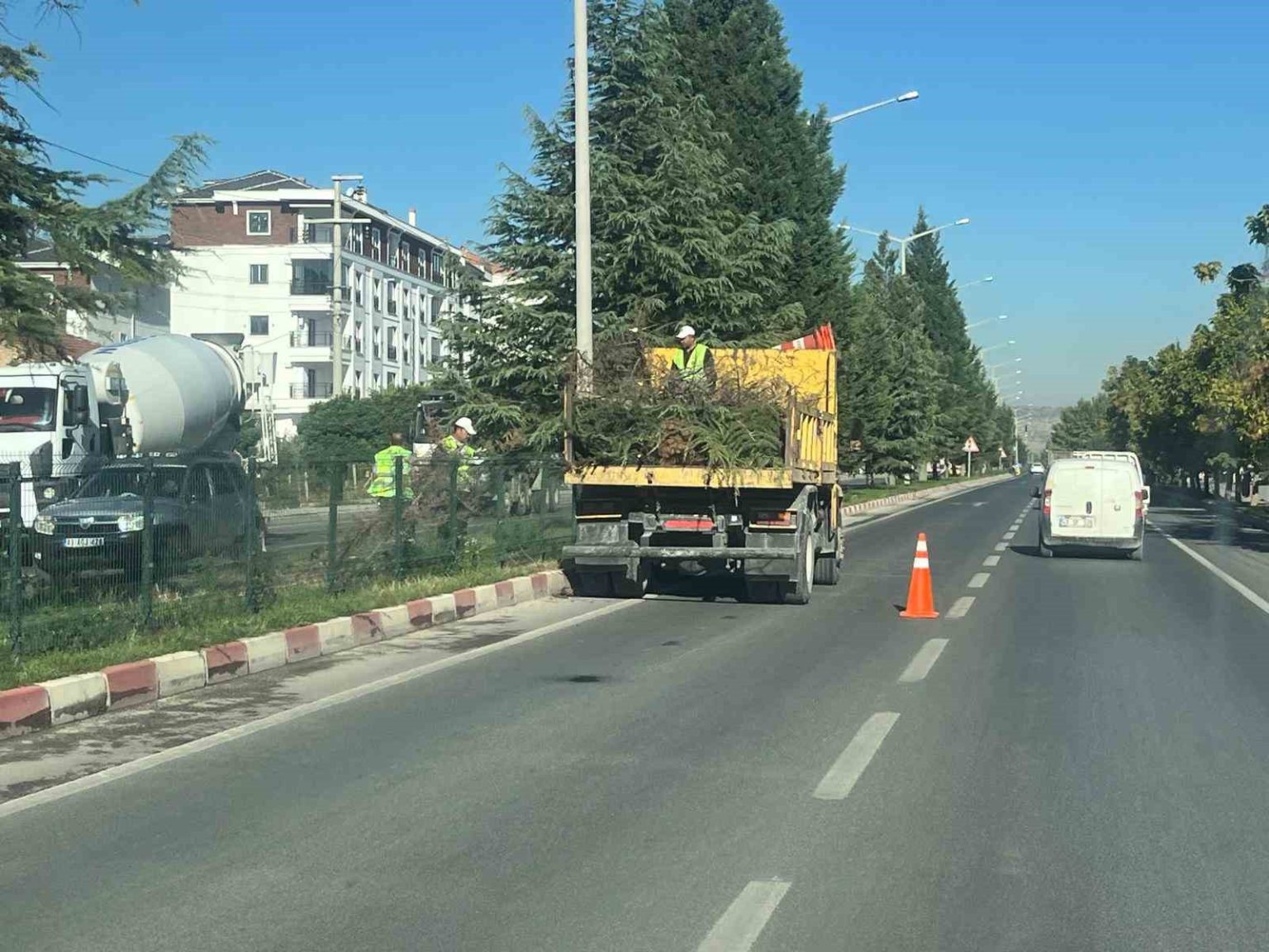 tavsanli-cevre-yolu-yapilan-bakim-ile-guzellesti