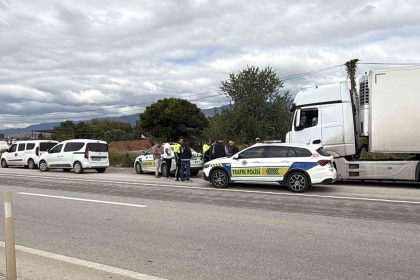 tokatta-kacak-gocmen-tasiyan-tir-soforu-ve-arkadasi-tutuklandi
