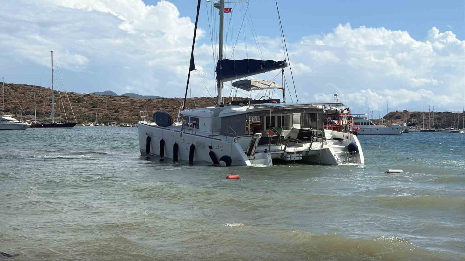 yelkenli-katamaran-karaya-oturdu