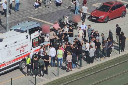 yolun-karsi-tarafina-gecmeye-calisan-kadina-motosiklet-carpti