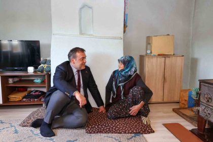 96-yasindaki-fatma-teyze-vali-sozeri-evinde-agirladi