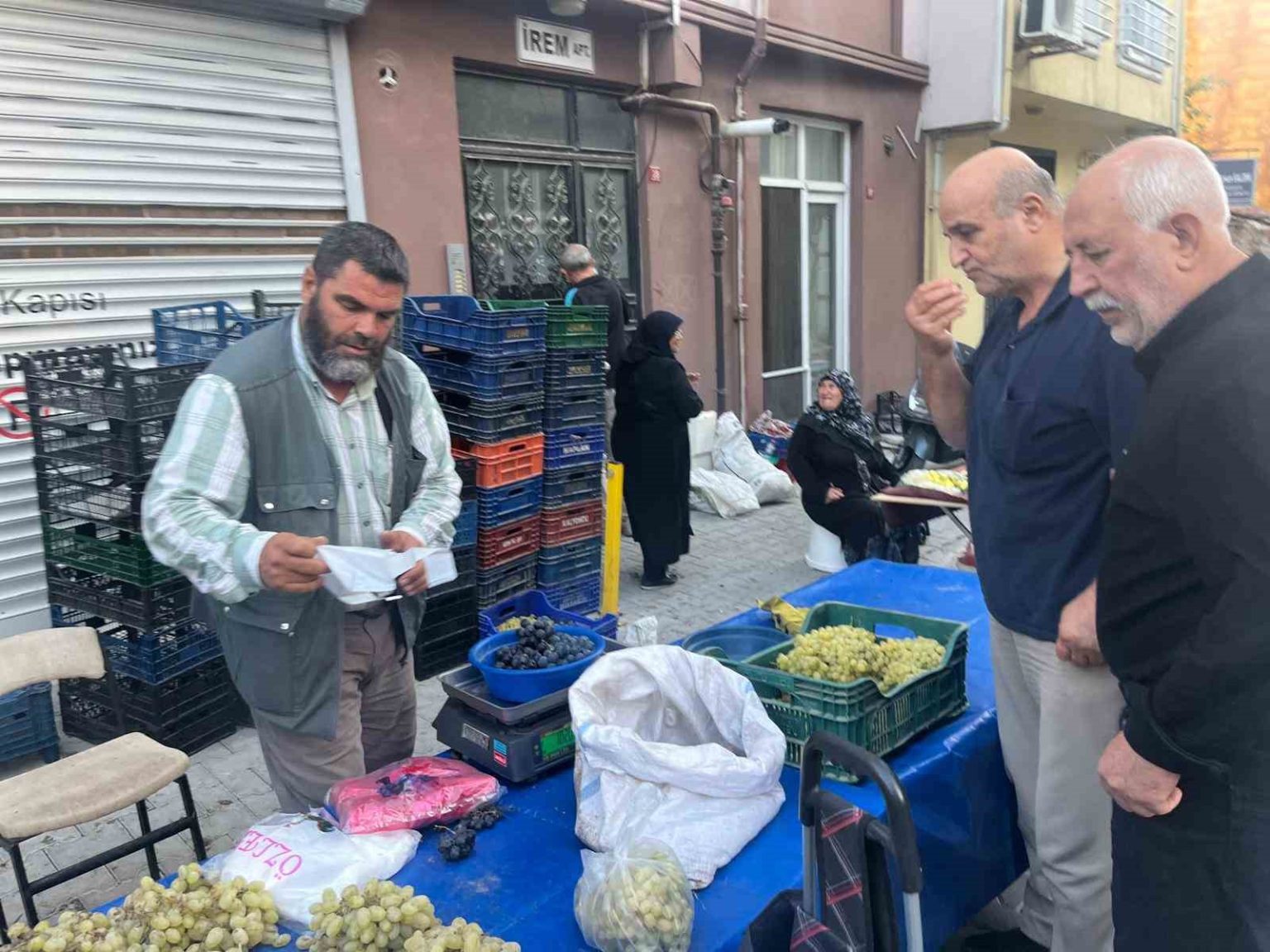 alasehirin-uzumleri-tavsanli-semt-pazarinda