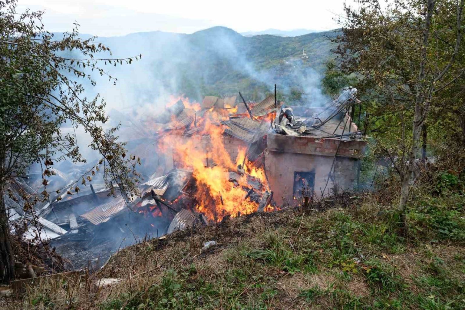 alevlere-teslim-olan-ahsap-ev-kule-dondu