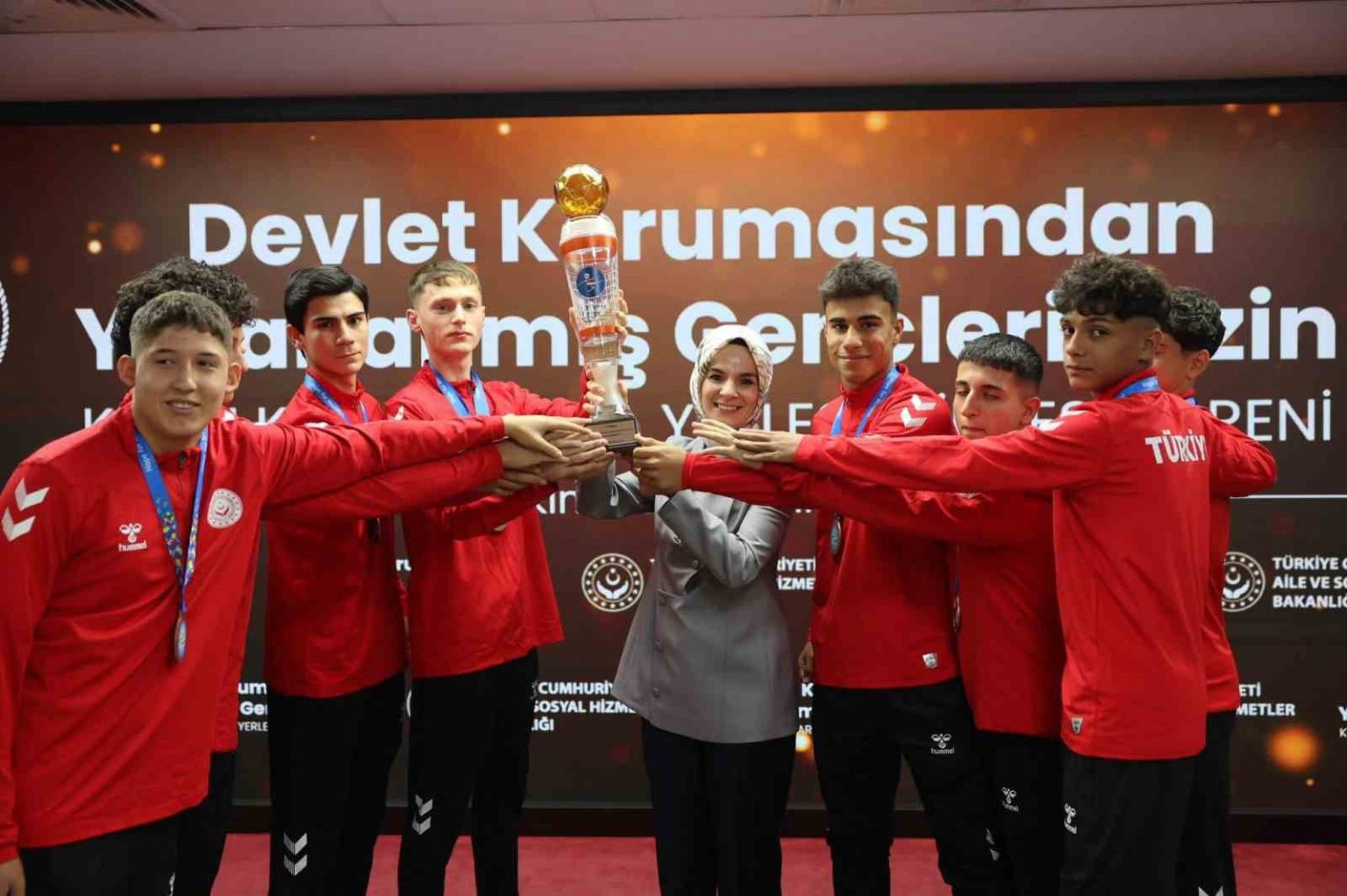 altin-kramponlar-polonyadan-ucunculukle-dondu