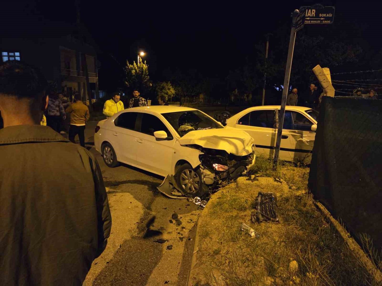 ankarada-iki-otomobil-kafa-kafaya-carpisti-2-yarali