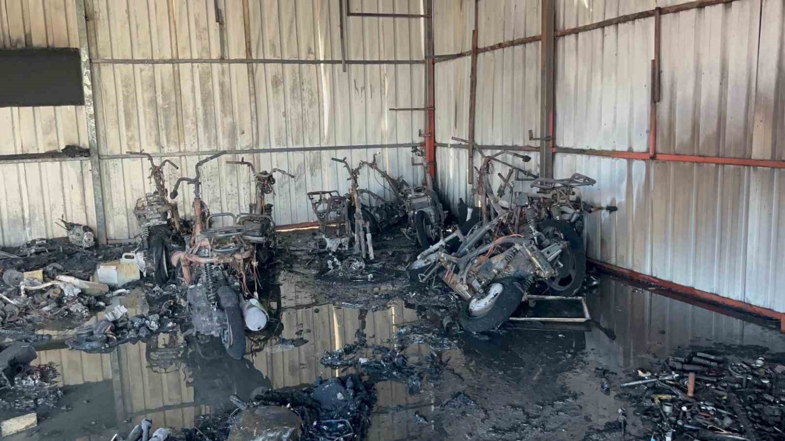 antalyada-motosiklet-servisinde-cikan-yanginda-10un-uzerinde-motosiklet-kule-dondu