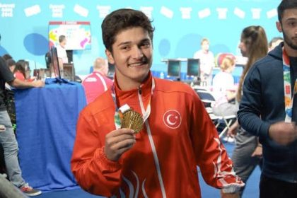 bakan-baktan-dunya-sampiyonu-halterci-muhammed-furkan-ozbeke-tebrik