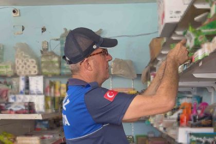 bakkalda-2022-yilina-ait-gida-urunleri-bulundu
