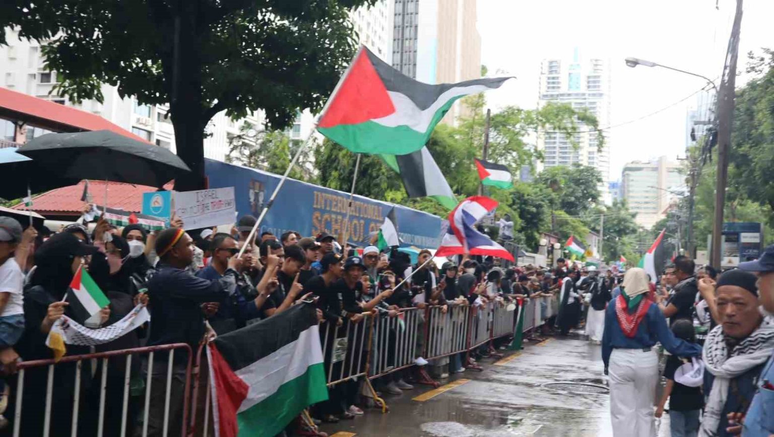 bangkokta-israil-buyukelciligi-onunde-filistine-destek-gosterisi