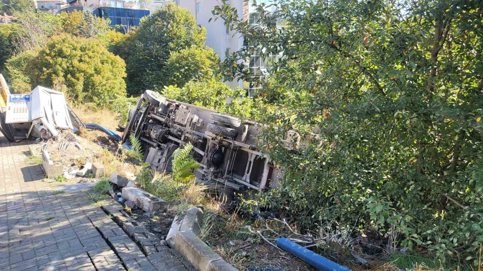 besiktasta-surucusunun-navigasyon-yonlendirmesiyle-yokus-asagi-inen-tir-kontrolden-cikarak-bos-araziye-devrildi