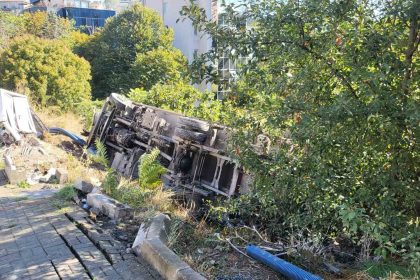 besiktasta-surucusunun-navigasyon-yonlendirmesiyle-yokus-asagi-inen-tir-kontrolden-cikarak-bos-araziye-devrildi