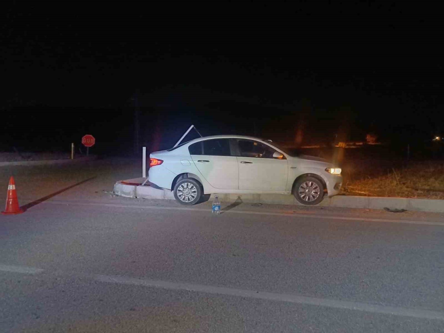 corumda-otomobil-refuje-carpti-aractakiler-hafif-siyriklarla-kurtuldu