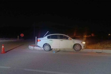 corumda-otomobil-refuje-carpti-aractakiler-hafif-siyriklarla-kurtuldu