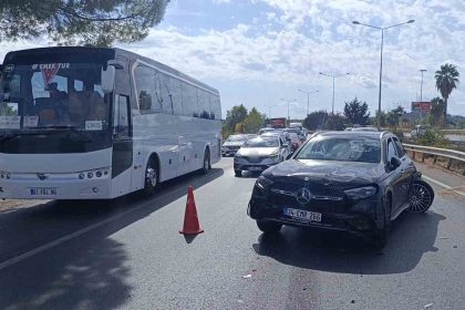 ekipler-hangi-kazaya-yetisecegini-sasirdi-1-kilometrelik-mesafede-12-araclik-4-ayri-zincirleme-kaza