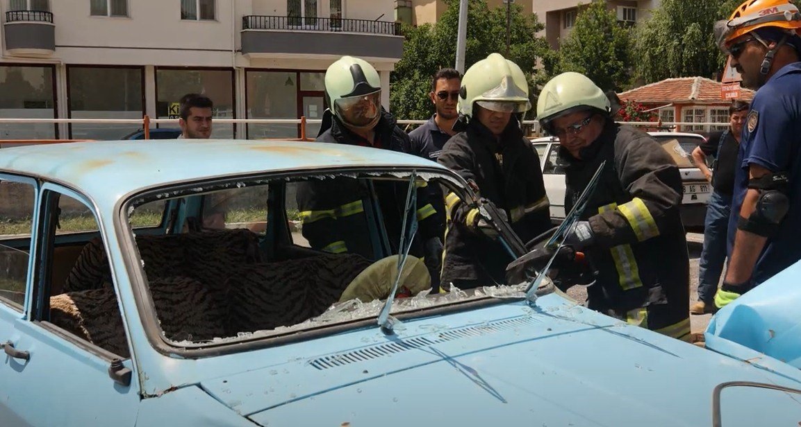 emekli-itfaiye-erleri-bir-gulugune-goreve-dondu-hasret-giderdi