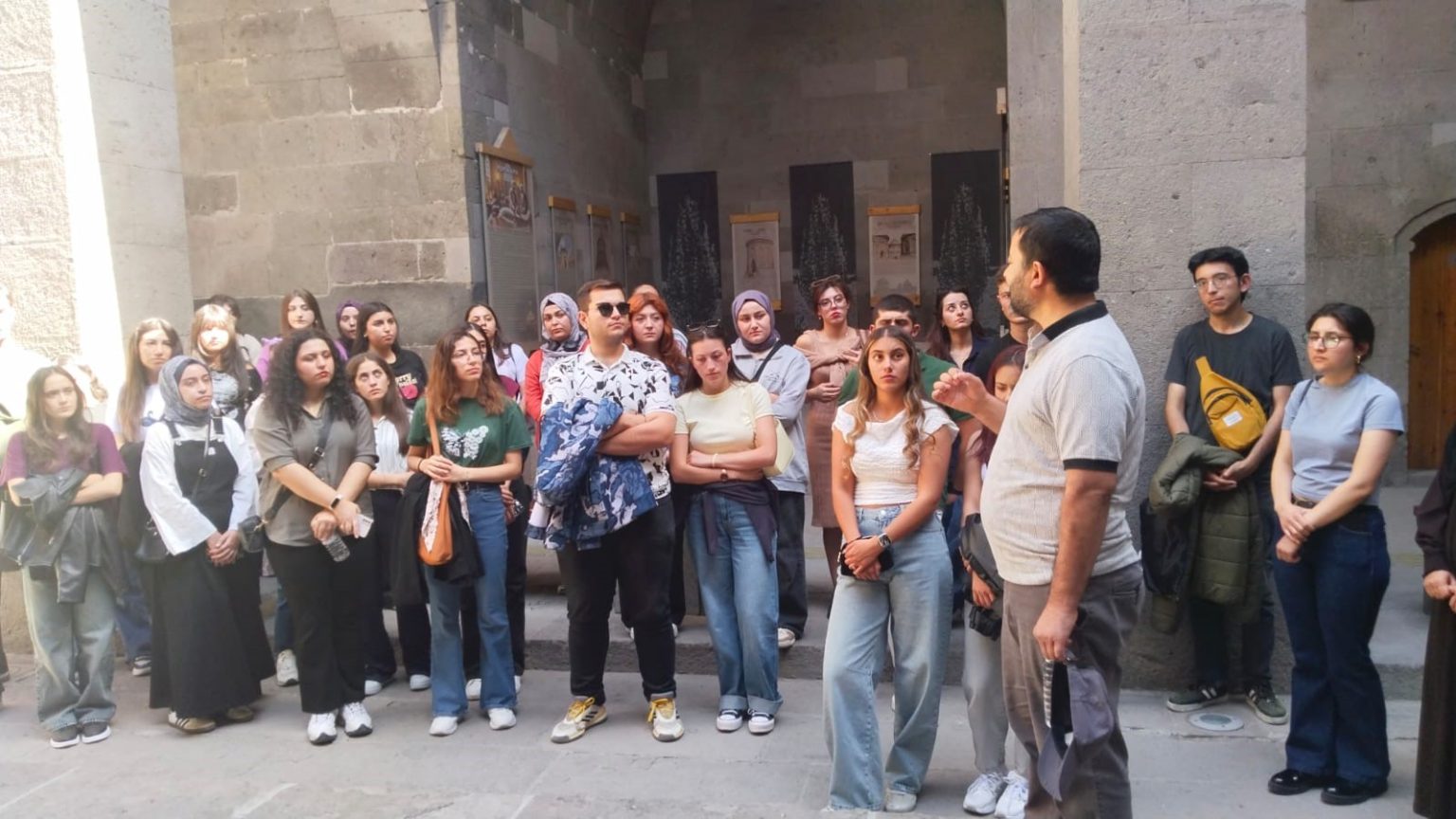 eruye-yeni-kayit-yaptiran-ogrencilere-kultur-yolu-turu-duzenlendi