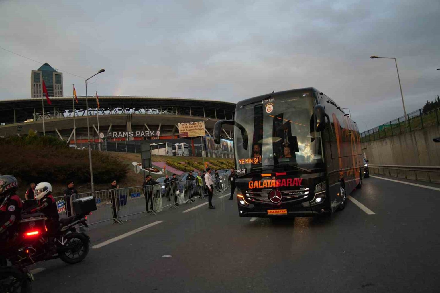 galatasaray-derbi-icin-stada-geldi