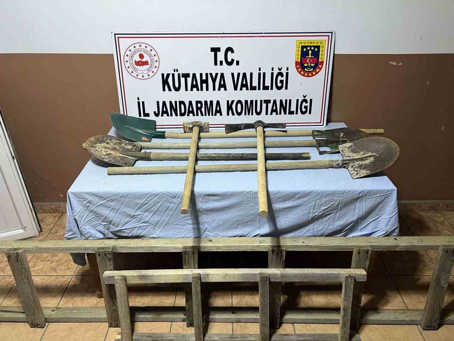 is-makinesiyle-define-arayan-sahislari-jandarma-yakaladi
