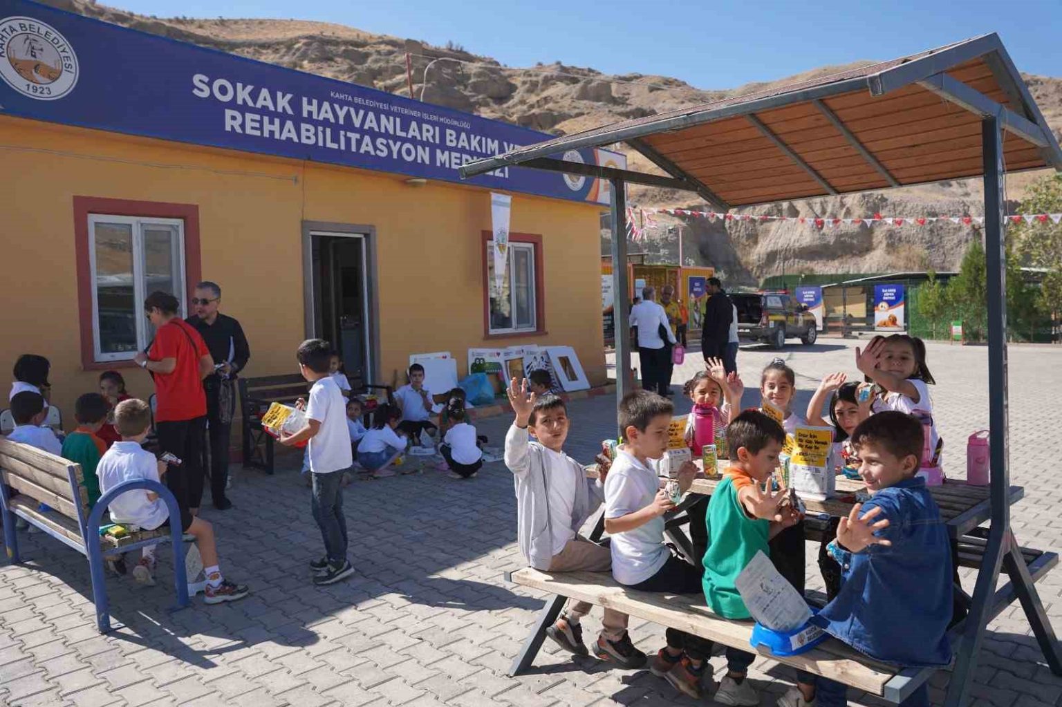 kahta-belediyesinden-hayvanlari-koruma-gununde-anlamli-etkinlik