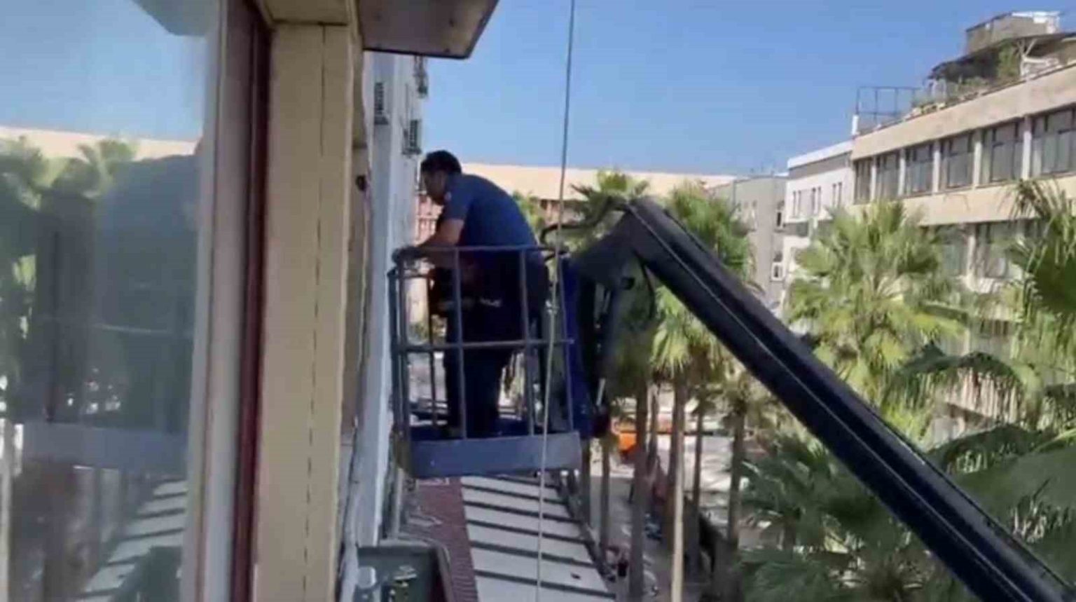 kapiyi-kilitleyerek-polisten-kacmaya-calisan-hirsizi-polis-ekipleri-vincle-camdan-is-yerine-girerek-yakaladi