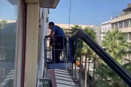 kapiyi-kilitleyerek-polisten-kacmaya-calisan-hirsizi-polis-ekipleri-vincle-camdan-is-yerine-girerek-yakaladi