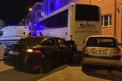kazaya-karisan-iki-otomobil-park-halindeki-otobuse-carpti-1-yarali