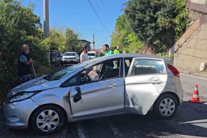 kontrolden-cikan-otomobil-takla-atti-anne-ve-cocugu-yaralandi