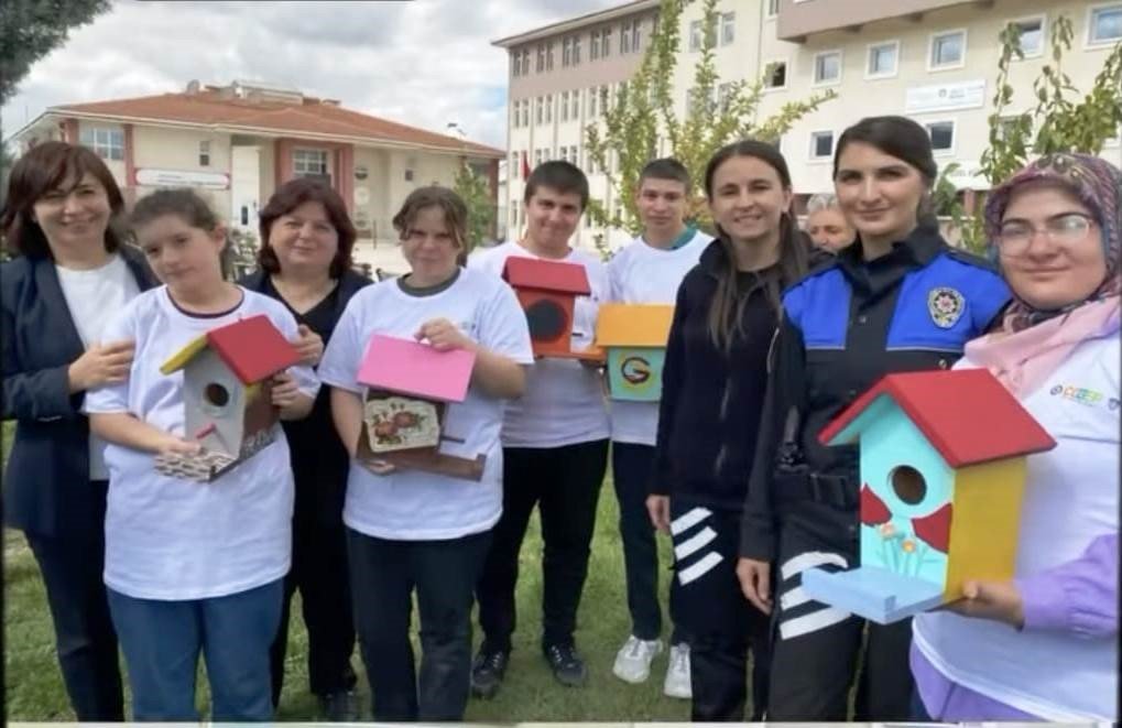 kutahya-emniyetinden-ozel-ogrencilere-yonelik-ahsap-kus-evleri-boyama-etkinligi