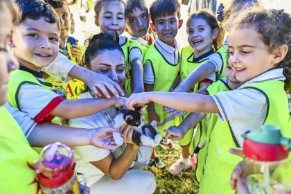 muratpasada-cocuklar-patili-dostlariyla-bulustu