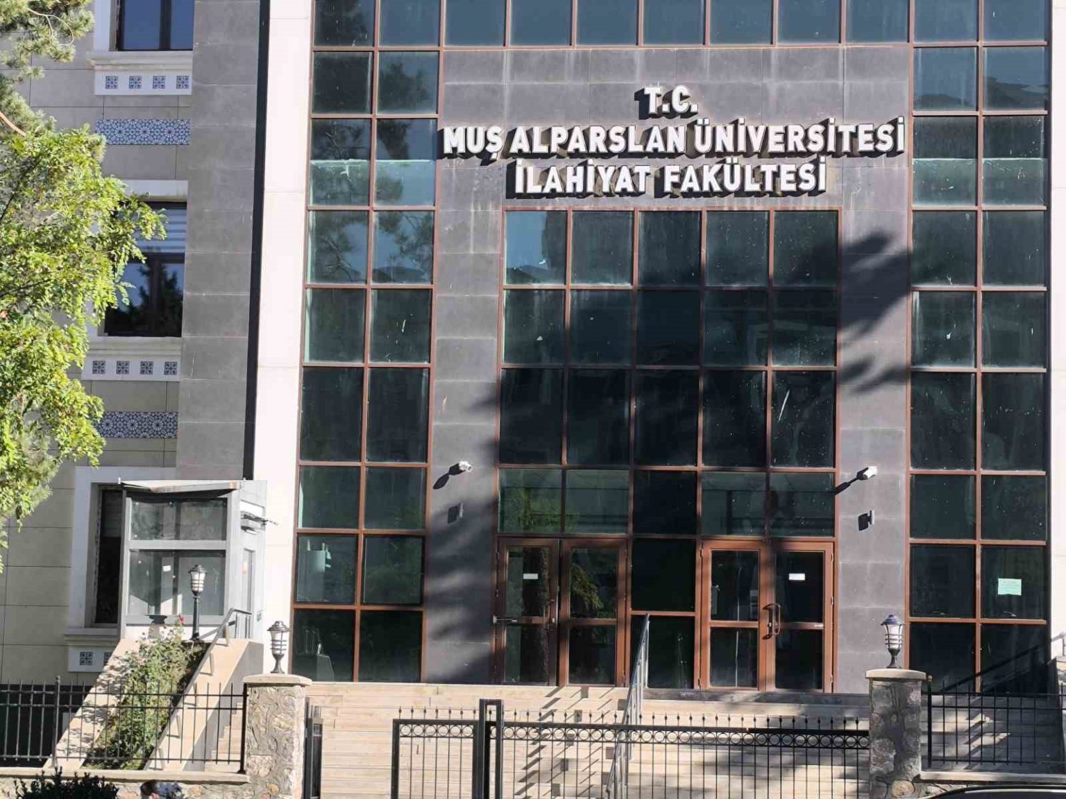 mus-alparslan-universitesinde-engelli-vatandaslardan-calismayan-asansor-tepkisi