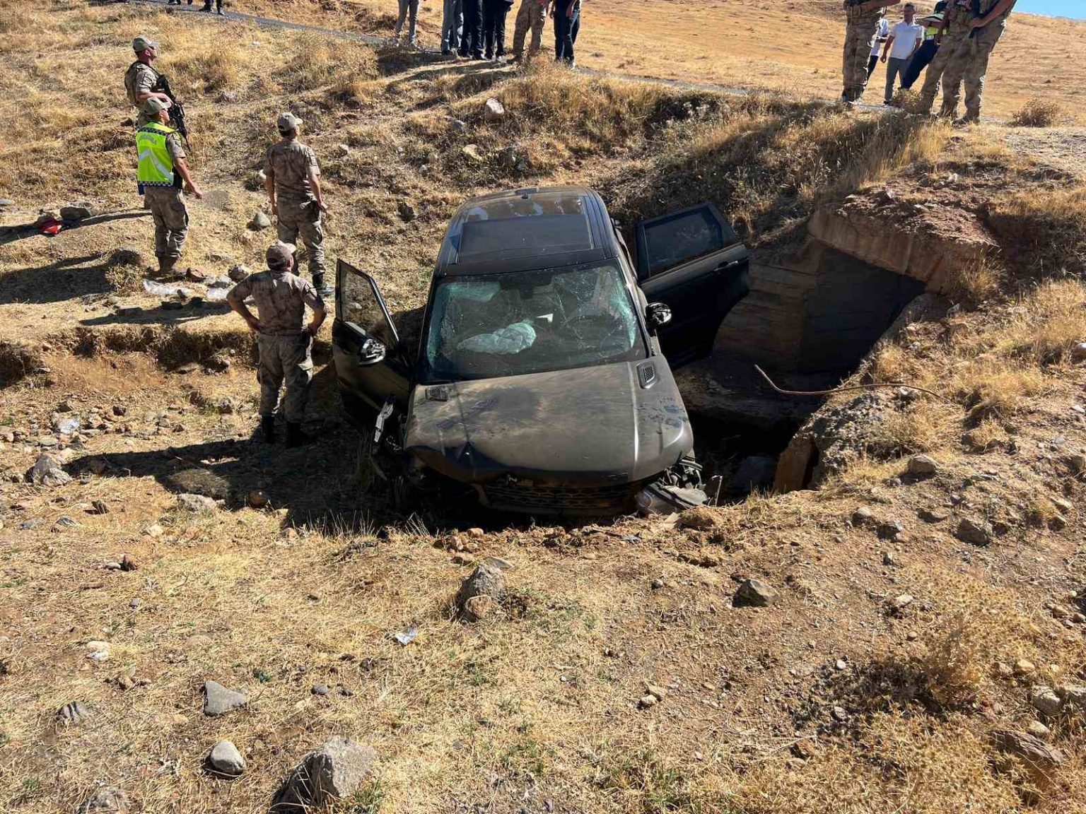 musta-takla-atan-arac-sarampole-uctu-3-yarali