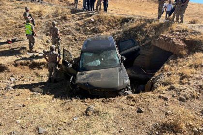 musta-takla-atan-arac-sarampole-uctu-3-yarali