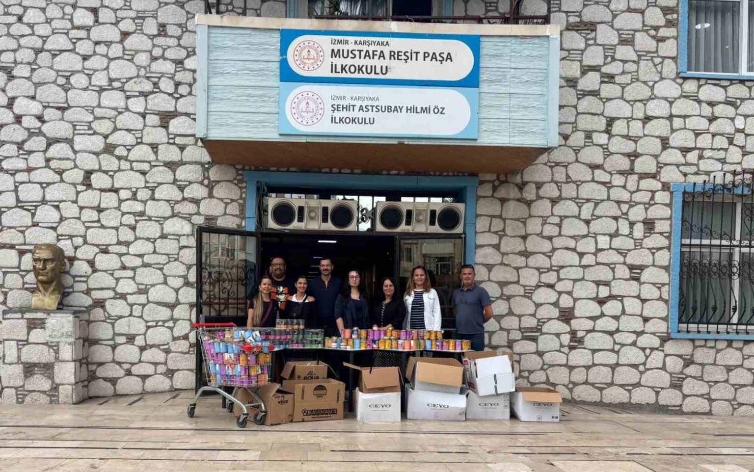 ogrenciler-tedavi-goren-kediler-icin-2-bin-kutu-mama-topladi