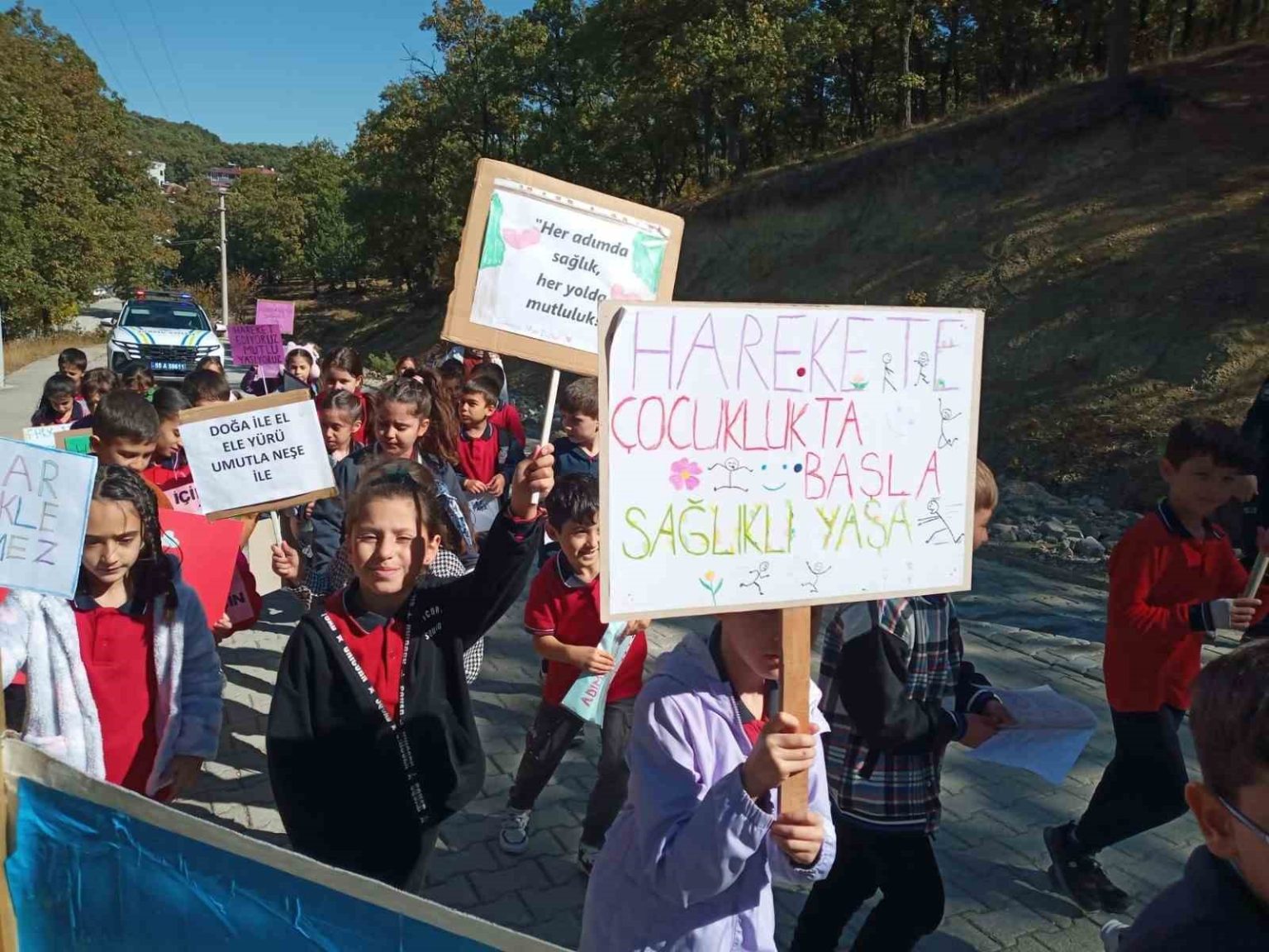 ogrencilerden-saglikli-yasam-icin-farkindalik-yuruyusu