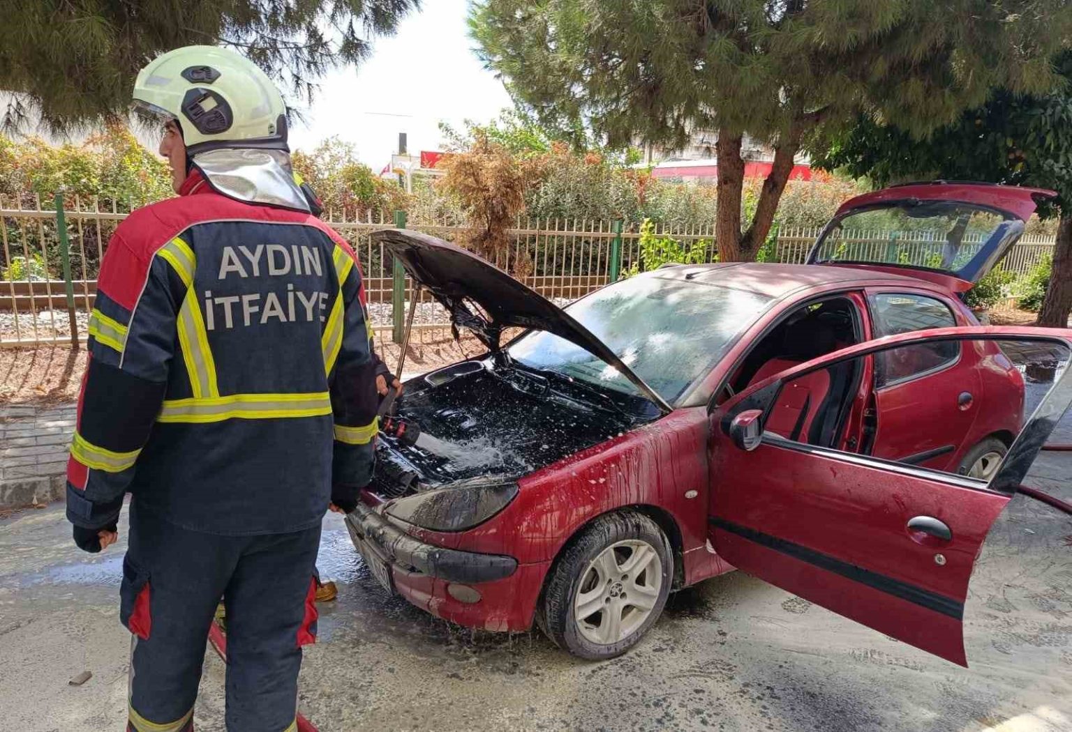 otomobil-seyir-halindeyken-dumanlar-yukseldi