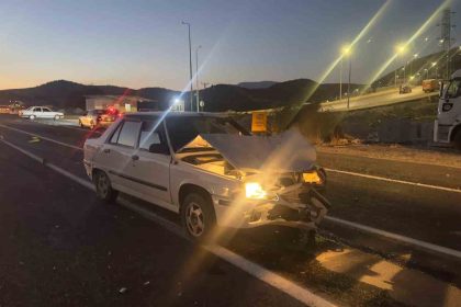 otomobilin-carptigi-motosiklet-surucusu-agir-yaralandi